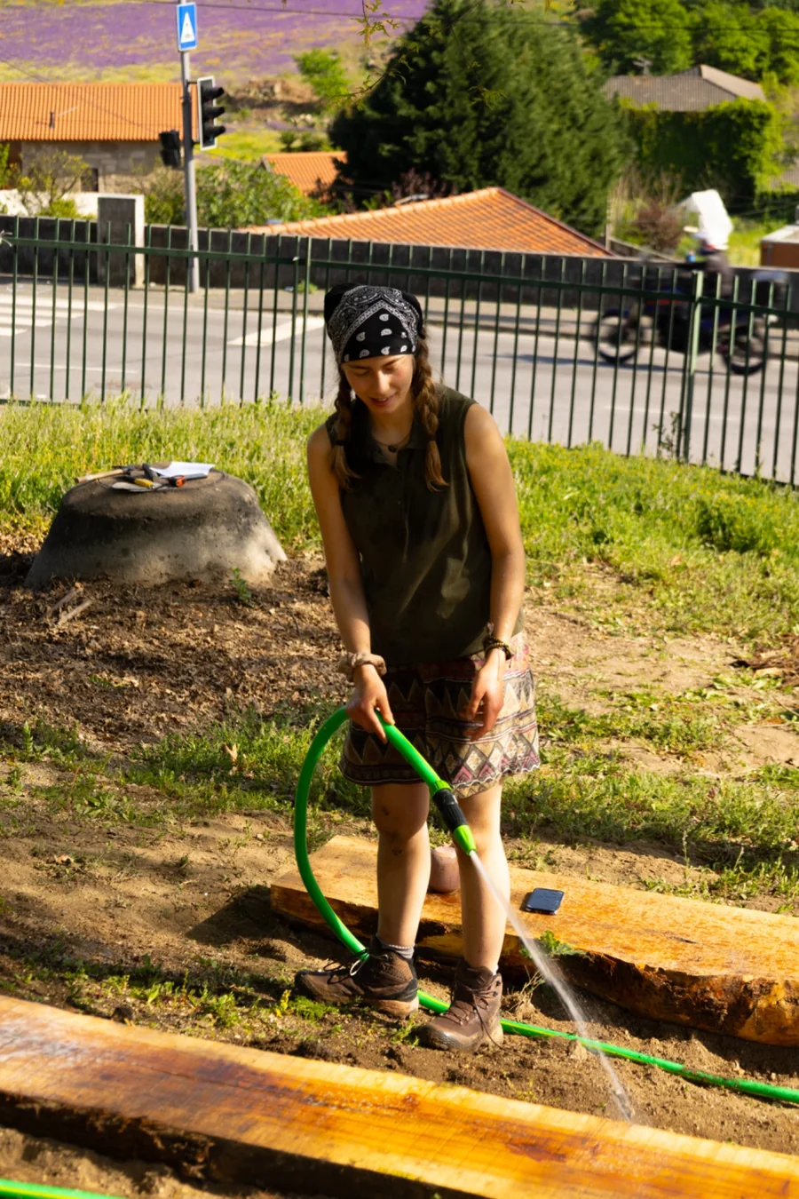 Voluntária a realizar trabalhos no jardim